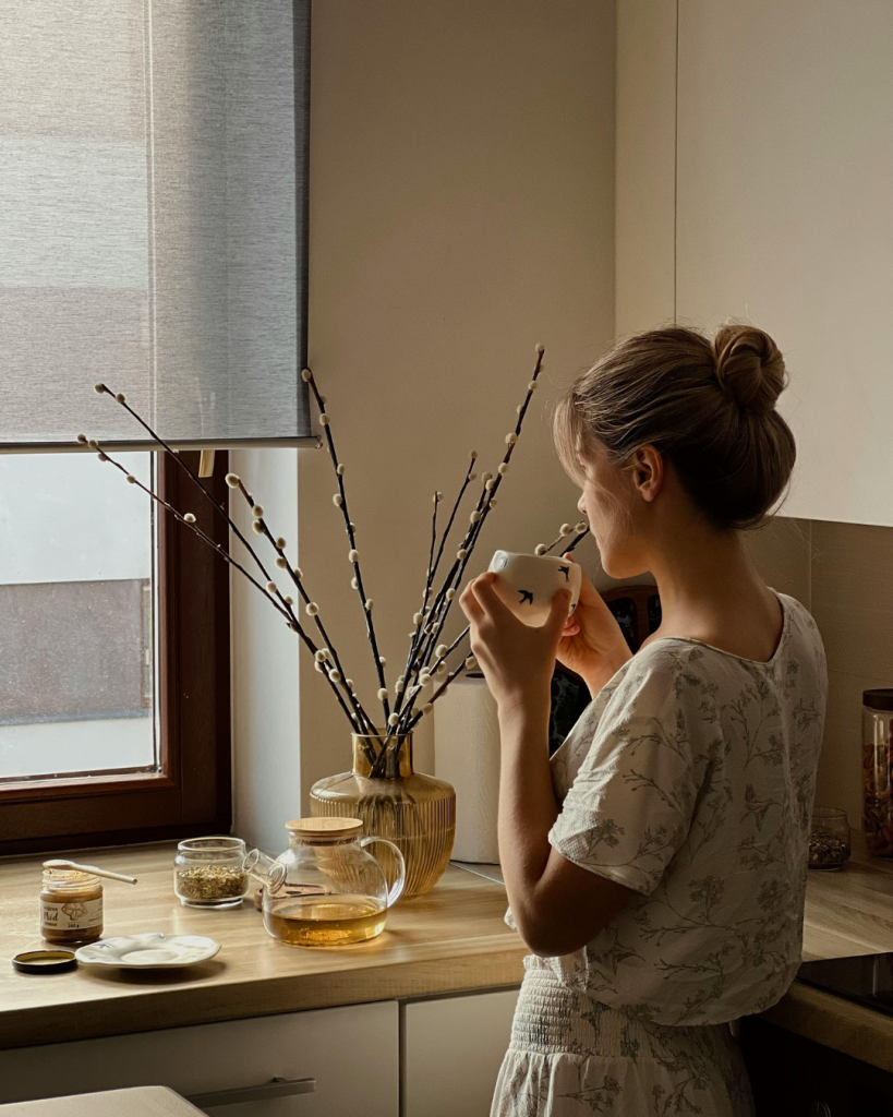 Femme qui regarde dehors, thé, cosy, accompagnement personnalisé enfin à la hauteur